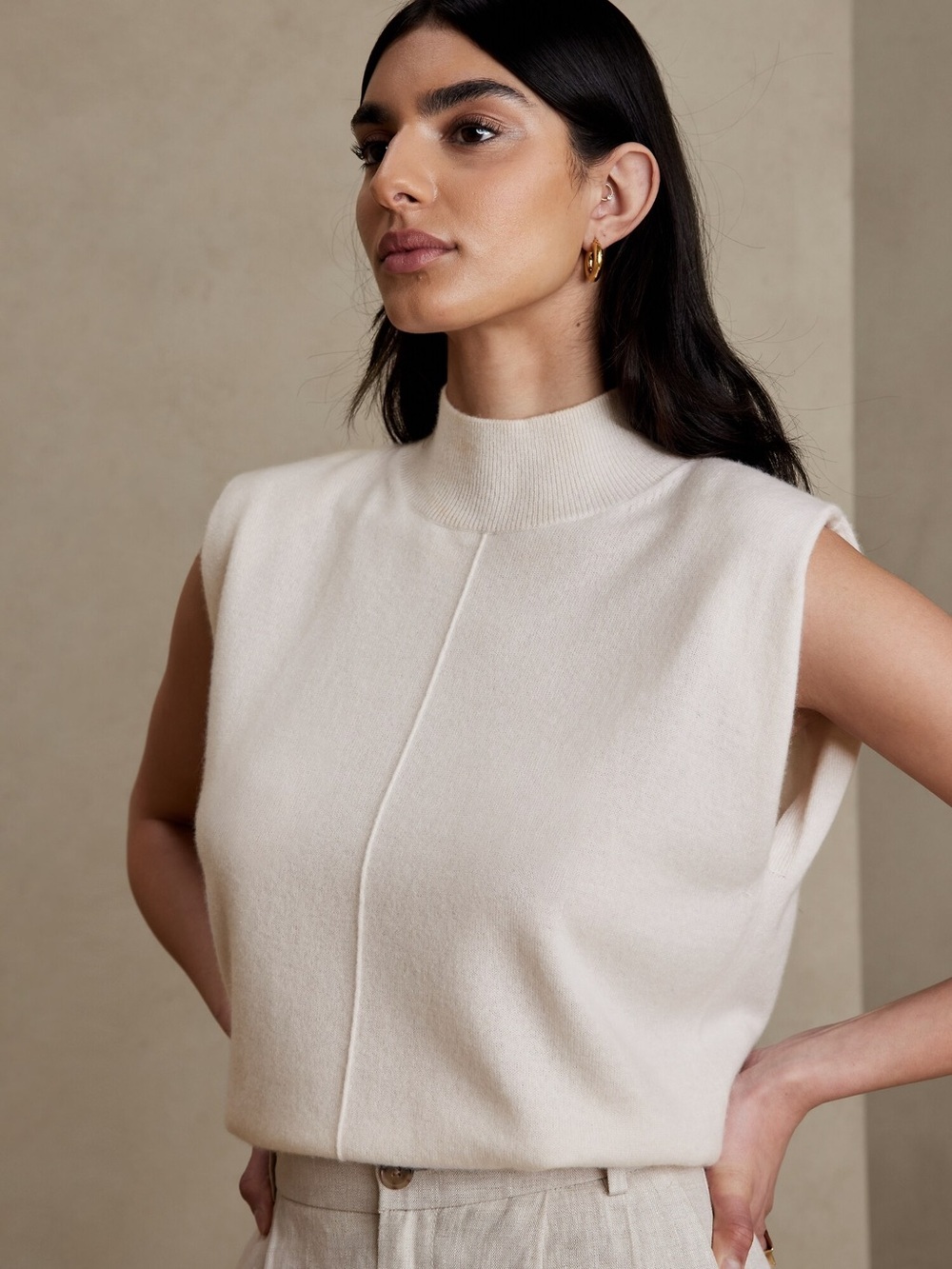 100% Cashmere Padded-Shoulder Mock Neck Sweater Tank in Light Cream – NWOT